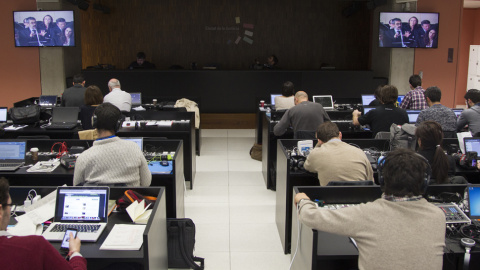 Varios periodistas siguen las evoluciones del juicio por el expolio del Palau de la Música viendo la intervención del abogado Cristóbal Martín que ha arrancado en la Ciudad de la Justicia, ocho años después de que estallara el escándalo. EFE/Marta Varios periodistas siguen las evoluciones del juicio por el expolio del Palau de la Música viendo la intervención del abogado Cristóbal Martín que ha arrancado en la Ciudad de la Justicia, ocho años después de que estallara el escándalo. EFE/Marta