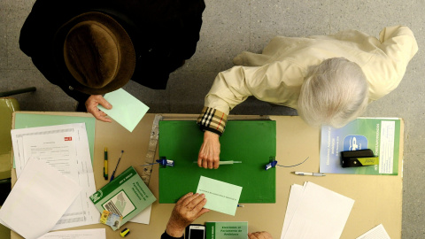 Unos ciudadanos ejercen su derecho al voto en las elecciones autonómicas para la Junta de Andalucía, hoy en un colegio sevillano. EFE/Raúl Caro Unos ciudadanos ejercen su derecho al voto en las elecciones autonómicas para la Junta de Andalucía, hoy en un colegio sevillano. EFE/Raúl Caro