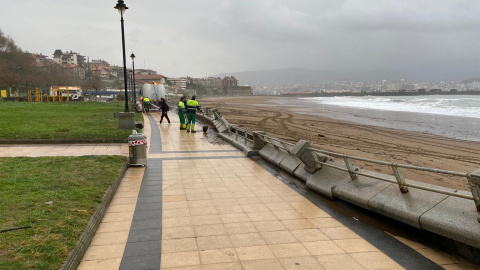 Varios trabajadores del servicio de limpieza de Getxo retiran los restos del paseo golpeado por el temporal./ Ayuntamiento de Getxo Varios trabajadores del servicio de limpieza de Getxo retiran los restos del paseo golpeado por el temporal./ Ayuntamiento de Getxo