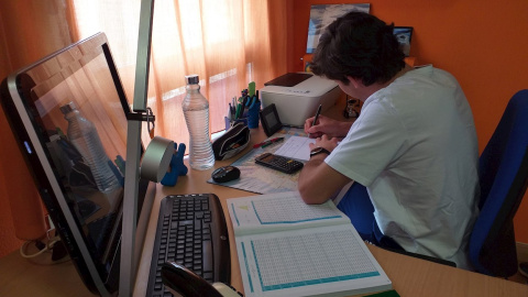 El estudiante prepara en su casa sus exámenes de EBAU. EFE/Marta Monzón El estudiante prepara en su casa sus exámenes de EBAU. EFE/Marta Monzón