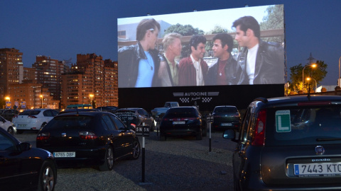 Los Autocines Madrid Race, durante la proyección de 'Grease'. JOSE CARMONA. Los Autocines Madrid Race, durante la proyección de 'Grease'. JOSE CARMONA.