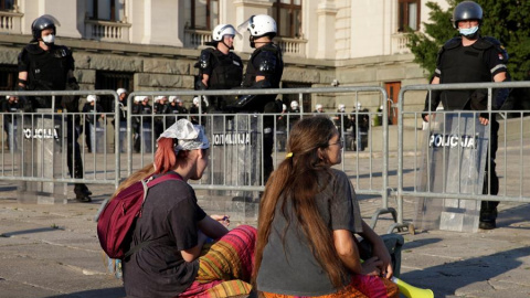 Belgrado vive otra noche de protestas contra las restricciones de la covid-19. / EFE/EPA/ANDREJ CUKIC Belgrado vive otra noche de protestas contra las restricciones de la covid-19. / EFE/EPA/ANDREJ CUKIC