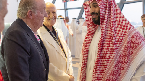Foto distribuida por la Corte Real de Arabia Saudí del encuentro del rey Juan Carlos I con el príncipe heredero Mohammad Bin Salman, durante el Gran Premio de Fórmula 1 de Abu Dabi 2018. EFE / EPA / BANDAR ALGALOUD / SAUDI ROYAL COURT Foto distribuida por la Corte Real de Arabia Saudí del encuentro del rey Juan Carlos I con el príncipe heredero Mohammad Bin Salman, durante el Gran Premio de Fórmula 1 de Abu Dabi 2018. EFE / EPA / BANDAR ALGALOUD / SAUDI ROYAL COURT