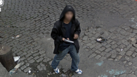 Prostitución, armas y disturbios: la cara oculta de la cámara de Street View Prostitución, armas y disturbios: la cara oculta de la cámara de Street View