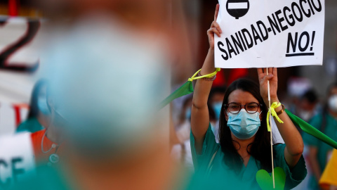 29/06/2020 - Concentración en la Puerta del Sol para exigir la protección de la sanidad pública. / REUTERS - SUSANA VERA 29/06/2020 - Concentración en la Puerta del Sol para exigir la protección de la sanidad pública. / REUTERS - SUSANA VERA