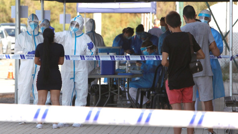 Personal sanitario han comenzado hoy en la localidad alicantina de Santa Pola a realiizar pruebas de COVID 19 a las personas que estuvieron en la discoteca Oasis de la localidad los días 10,11 y 12 de julio ante la aparición de un brote de coronavirus. Personal sanitario han comenzado hoy en la localidad alicantina de Santa Pola a realiizar pruebas de COVID 19 a las personas que estuvieron en la discoteca Oasis de la localidad los días 10,11 y 12 de julio ante la aparición de un brote de coronavirus.