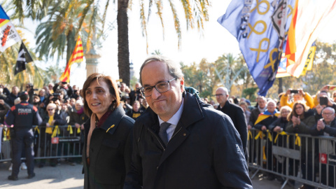 Torra, al costat de la seva dona, Carola Miró, abans d'entrar al TSJC. EUROPA PRESS / PAU VENTEO Torra, al costat de la seva dona, Carola Miró, abans d'entrar al TSJC. EUROPA PRESS / PAU VENTEO
