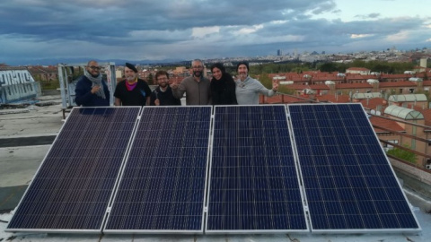 Activistas del EKO de Carabanchel junto a una placa fotovoltaica en su azotea. Activistas del EKO de Carabanchel junto a una placa fotovoltaica en su azotea.