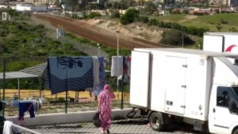 Los camiones de un cementerio, cobijo de las marroquíes varadas en Melilla Los camiones de un cementerio, cobijo de las marroquíes varadas en Melilla