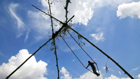 Un niño juega en un columpio tradicional durante Dashain, la fiesta religiosa más importante para los hindúes en Katmandú, Nepal. REUTERS / Navesh Chitrakar