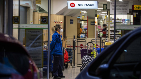 Una trabajadora de un supermercado vigila el aforo limitado durante el estado de alarma por la emergencia del coronavirus. / JAIRO VARGAS Una trabajadora de un supermercado vigila el aforo limitado durante el estado de alarma por la emergencia del coronavirus. / JAIRO VARGAS