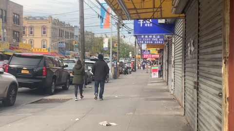 Negocios cerrados y calles vacías en el barrio Chino de Brooklyn Negocios cerrados y calles vacías en el barrio Chino de Brooklyn