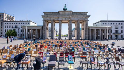 24/04/2020.- Cientos de sillas han sido colocadas ante la Puerta de Brandemburgo en Berlín, Alemania, para pedir la apertura del sector de la hostelería. / EFE - OMER MESSINGER 24/04/2020.- Cientos de sillas han sido colocadas ante la Puerta de Brandemburgo en Berlín, Alemania, para pedir la apertura del sector de la hostelería. / EFE - OMER MESSINGER