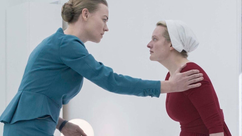 June Osborne y Serena Joy en 'El cuento de la criada' June Osborne y Serena Joy en 'El cuento de la criada'