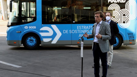 El alcalde de Madrid, José Luis Martínez-Almeida (2d), y el delegado de Medio Ambiente y Movilidad, Borja Carabante (d), visitan el Centro de Operaciones de la EMT en Carabanchel para conocer los dos modelos de autobuses eléctricos que acaba de comprar El alcalde de Madrid, José Luis Martínez-Almeida (2d), y el delegado de Medio Ambiente y Movilidad, Borja Carabante (d), visitan el Centro de Operaciones de la EMT en Carabanchel para conocer los dos modelos de autobuses eléctricos que acaba de comprar