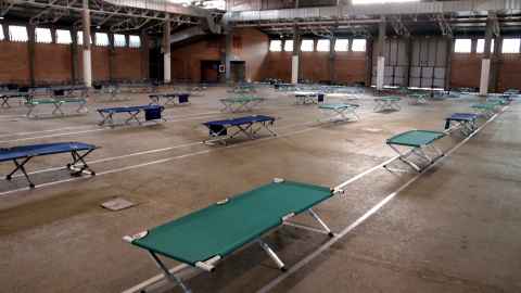 Interior del pavelló 3 de la Fira de Lleida que s'ha adaptat per acollir temporers. SALVADOR MIRET / ACN Interior del pavelló 3 de la Fira de Lleida que s'ha adaptat per acollir temporers. SALVADOR MIRET / ACN