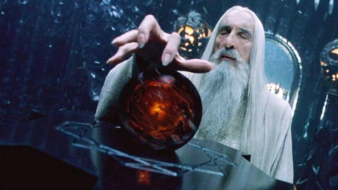 Saruman con un Palantir en 'El Señor de los Anillos'. Saruman con un Palantir en 'El Señor de los Anillos'.