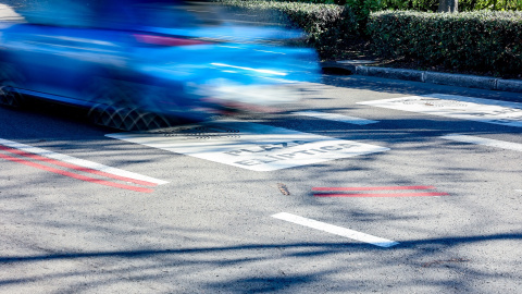 Zona de Bajas Emisiones (ZBE) en la ciudad de Madrid Un coche pasa por encima de una pintada en la carretera que anuncia la Zona de Bajas Emisiones (ZBE) en Plaza Elíptica, a 4 de enero de 2023, en Madrid (España). - EUROPA PRESS