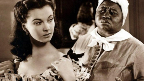 Fotograma de "Lo que el viento se llevó" en el que podemos ver a la protagonista, Scarlett O'Hara, junto con su esclava, Mammy. Fotograma de "Lo que el viento se llevó" en el que podemos ver a la protagonista, Scarlett O'Hara, junto con su esclava, Mammy.