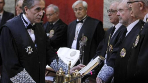 Antonio-Fonseca Herrero (i) durante una sesión en la  Sala de lo Social del Tribunal Supremo /Tinta Amarilla