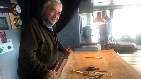 El poeta e investigador José Alcamí a bordo de un barco en Tierra de Fuego. / Foto cortesía del entrevistado El poeta e investigador José Alcamí a bordo de un barco en Tierra de Fuego. / Foto cortesía del entrevistado