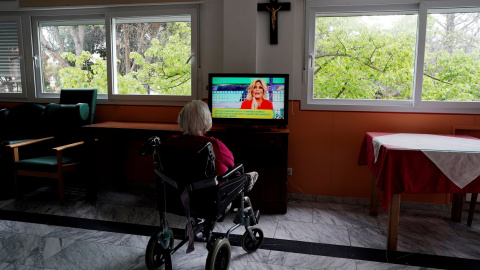 Una anciana en silla de ruedas mira la televisión en su residencia en la localidad madrileña de Pozuelo de Alarcon. REUTERS/Juan Medina Una anciana en silla de ruedas mira la televisión en su residencia en la localidad madrileña de Pozuelo de Alarcon. REUTERS/Juan Medina