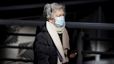 Una mujer con mascarilla en la estación Puerta de Atocha-Almudena Grandes, a 26 de enero de 2023, en Madrid (España). - EUROPA PRESS Una mujer con mascarilla en la estación Puerta de Atocha-Almudena Grandes, a 26 de enero de 2023, en Madrid (España). - EUROPA PRESS