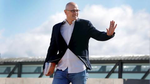 El político de ERC Raül Romeva abandona la prisión de Lledoners para trabajar en una asociación privada./ Susanna Sáez (EFE) El político de ERC Raül Romeva abandona la prisión de Lledoners para trabajar en una asociación privada./ Susanna Sáez (EFE)