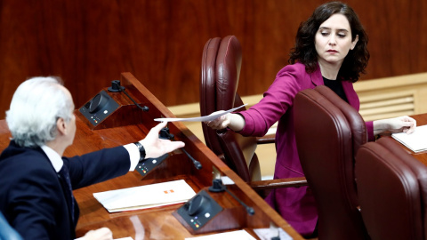 La presidenta de la Comunidad de Madrid, Isabel Díaz Ayuso, entrega un papel al consejero de Sanidad, Enrique Ruiz Escudero, durante la sesión de control al ejecutivo regional en la Asamblea de Madrid. E.P./Pool La presidenta de la Comunidad de Madrid, Isabel Díaz Ayuso, entrega un papel al consejero de Sanidad, Enrique Ruiz Escudero, durante la sesión de control al ejecutivo regional en la Asamblea de Madrid. E.P./Pool