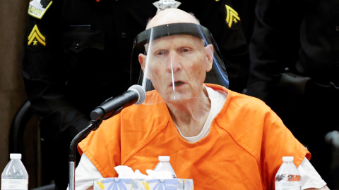 El ex oficial de policía Joseph James DeAngelo Jr. asiste a una audiencia sobre crímenes atribuidos al Golden State Killer en la sala del tribunal del condado de Sacramento. REUTERS / Fred Greaves El ex oficial de policía Joseph James DeAngelo Jr. asiste a una audiencia sobre crímenes atribuidos al Golden State Killer en la sala del tribunal del condado de Sacramento. REUTERS / Fred Greaves