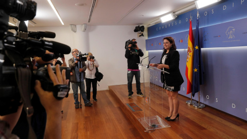 La portavoz parlamentaria del PSOE, Adriana Lastra, durante su comparecencia ante los medios tras la reunión que ha mantenido el presidente del Gobierno en funciones, Pedro Sánchez, con el secretario general de Podemos, Pablo Iglesias. EFE/Zipi La portavoz parlamentaria del PSOE, Adriana Lastra, durante su comparecencia ante los medios tras la reunión que ha mantenido el presidente del Gobierno en funciones, Pedro Sánchez, con el secretario general de Podemos, Pablo Iglesias. EFE/Zipi