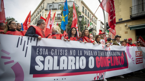 Un grupo de personas sostiene banderas y una pancarta durante una movilización convocada por CCOO y UGT desde Puerta de Toledo, a 3 de noviembre de 2022, en Madrid (España). -Juan Barbosa / Europa Press Un grupo de personas sostiene banderas y una pancarta durante una movilización convocada por CCOO y UGT desde Puerta de Toledo, a 3 de noviembre de 2022, en Madrid (España). -Juan Barbosa / Europa Press