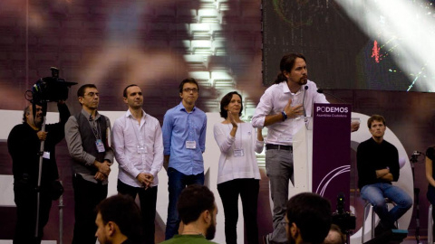 Pablo Iglesias, Íñigo Errejón, Juan Carlos Monedero, Carolina Bescansa y Luis Alegre, en la primera Asamblea Ciudadana de Podemos, en el Palacio de Vistalegre (octubre de 2014). JAIRO VARGAS Pablo Iglesias, Íñigo Errejón, Juan Carlos Monedero, Carolina Bescansa y Luis Alegre, en la primera Asamblea Ciudadana de Podemos, en el Palacio de Vistalegre (octubre de 2014). JAIRO VARGAS