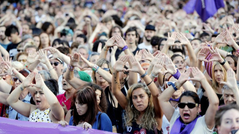 Concentración en agosto de 2019 después de que una chica denunciara haber sido violada por seis hombres en el Parque Etxebarria de la capital vizcaína / EFE /Luis Tejido Concentración en agosto de 2019 después de que una chica denunciara haber sido violada por seis hombres en el Parque Etxebarria de la capital vizcaína / EFE /Luis Tejido