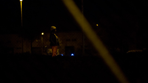 Una mujer subsahariana ejerce la prostitución en el polígono Marconi de Madrid.- JAIRO VARGAS Una mujer subsahariana ejerce la prostitución en el polígono Marconi de Madrid.- JAIRO VARGAS