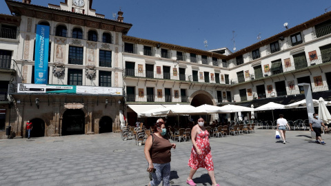 Varias personas pasean con su mascarilla puesta por la Plaza de los Fueros de Tudela donde se ha detectado un brote de coronavirus tras la celebración de una boda. EFE/ Jesus Diges Varias personas pasean con su mascarilla puesta por la Plaza de los Fueros de Tudela donde se ha detectado un brote de coronavirus tras la celebración de una boda. EFE/ Jesus Diges