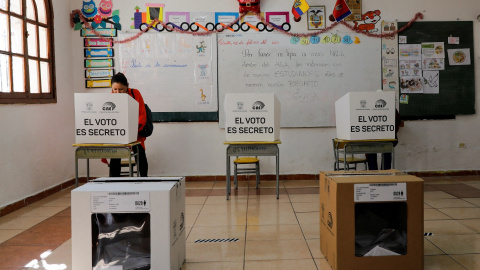 Una mujer vota en las elecciones locales y el referendum constitucional de Ecuador, en un colegio electoral en Quito. REUTERS/Karen Toro Una mujer vota en las elecciones locales y el referendum constitucional de Ecuador, en un colegio electoral en Quito. REUTERS/Karen Toro