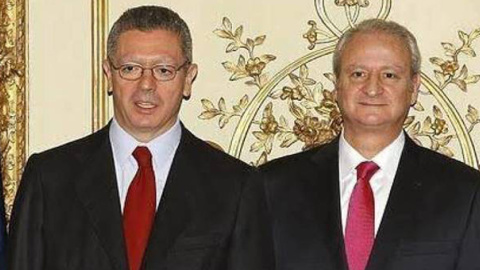 Foto de archivo del entonces ministro de Justicia, Alberto Ruiz Gallardón, con su secretario de Estado, Fernando Román. EFE Foto de archivo del entonces ministro de Justicia, Alberto Ruiz Gallardón, con su secretario de Estado, Fernando Román. EFE