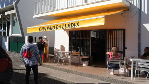 Personas disfrutan en la terraza del bar, este domingo en Vilar Formoso, Portugal. Desde este lunes, Portugal ya no exigirá el deber de confinamiento entre su población, salvo excepciones, y abrirá un período de nueva normalidad donde es posible hacer Personas disfrutan en la terraza del bar, este domingo en Vilar Formoso, Portugal. Desde este lunes, Portugal ya no exigirá el deber de confinamiento entre su población, salvo excepciones, y abrirá un período de nueva normalidad donde es posible hacer
