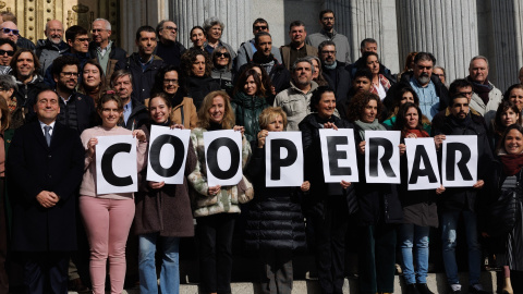 El ministro de Asuntos Exteriores, Unión Europea y Cooperación, José Manuel Albares, junto a un grupo de personas en las escalinatas del Congreso, a 9 de febrero de 2023, en Madrid (España). Foto: Eduardo Parra / Europa Press El ministro de Asuntos Exteriores, Unión Europea y Cooperación, José Manuel Albares, junto a un grupo de personas en las escalinatas del Congreso, a 9 de febrero de 2023, en Madrid (España). Foto: Eduardo Parra / Europa Press