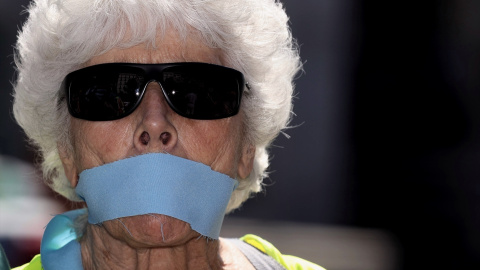 Una mujer con una banda en la boca que simula su silencio durante una concentración contra la ley MordazaEduardo Parra / Europa Press Una mujer con una banda en la boca que simula su silencio durante una concentración contra la ley MordazaEduardo Parra / Europa Press