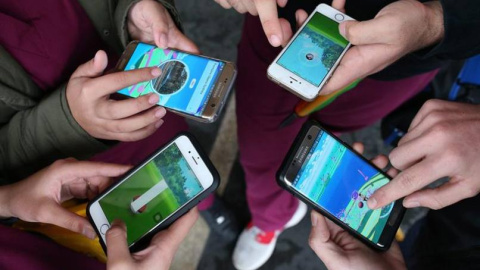 Vista de un grupo de gente jugando con sus teléfonos móviles. EFE/Archivo Vista de un grupo de gente jugando con sus teléfonos móviles. EFE/Archivo