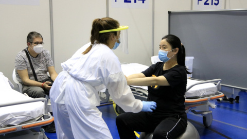 Una pacient que va tenir un edema cerebral difús com a seqüela de la Covid-19 fa rehabilitació amb una fisioterapeuta; al costat, el seu acompanyant, al Pavelló Salut Vall d'Hebron. ACN/ Laura Fíguls Una pacient que va tenir un edema cerebral difús com a seqüela de la Covid-19 fa rehabilitació amb una fisioterapeuta; al costat, el seu acompanyant, al Pavelló Salut Vall d'Hebron. ACN/ Laura Fíguls