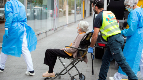 La Generalitat está trasladando ancianos con un elevado nivel de dependencia y enfermos de covid-19, procedentes de geriátricos que carecen de condiciones para atenderlos, a la residencia medicalizada abierta en Barcelona. EFE/ Marta Pérez La Generalitat está trasladando ancianos con un elevado nivel de dependencia y enfermos de covid-19, procedentes de geriátricos que carecen de condiciones para atenderlos, a la residencia medicalizada abierta en Barcelona. EFE/ Marta Pérez