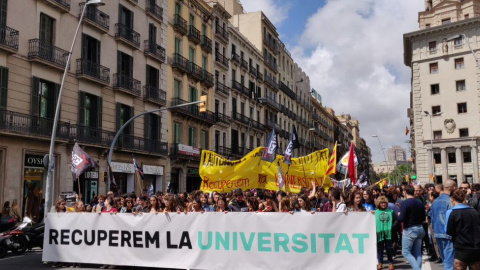 Capçalera de la manifestació estudiantil per la ILP Universitats, que té per objectiu la rebaixa de les taxes. La marxa ha recorregut el centre de Barcelona i ha finalitzat davant el Parlament català. @ILPUniversitats Capçalera de la manifestació estudiantil per la ILP Universitats, que té per objectiu la rebaixa de les taxes. La marxa ha recorregut el centre de Barcelona i ha finalitzat davant el Parlament català. @ILPUniversitats