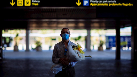 GRAFAND9619. MÁLAGA, 22/06/2020.- Un hombre espera la llegada de su pareja procedente del extranjero en el aeropuerto de Málaga-Costa del Sol hoy lunes en el primer día laborable de la "nueva normalidad" que deja atrás el estado de alarma y permite la GRAFAND9619. MÁLAGA, 22/06/2020.- Un hombre espera la llegada de su pareja procedente del extranjero en el aeropuerto de Málaga-Costa del Sol hoy lunes en el primer día laborable de la "nueva normalidad" que deja atrás el estado de alarma y permite la