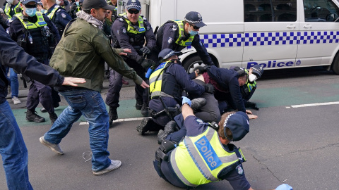 Manifestantes contra las medidas de confinamiento se enfrenta a la policía australiana frente al Parlamento, en Melbourne REUTERS/AAP Image/Scott Barbour Manifestantes contra las medidas de confinamiento se enfrenta a la policía australiana frente al Parlamento, en Melbourne REUTERS/AAP Image/Scott Barbour