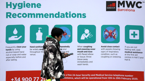 Una persona pasa junto a un cartal on información de seguridad para el Mobile World Congress (MWC20 ) en Barcelona. REUTERS/Nacho Doce Una persona pasa junto a un cartal on información de seguridad para el Mobile World Congress (MWC20 ) en Barcelona. REUTERS/Nacho Doce