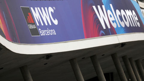 El logo del Mobile World Congress (MWC20 ) en la entrada del recinto ferial de Barcelona. REUTERS/Nacho Doce