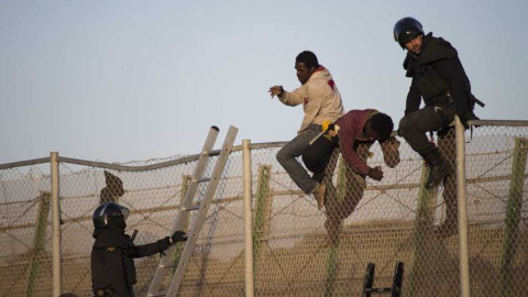 Varios inmigrantes subsaharianos tratan de cruzar la valla fronteriza de Melilla.- REUTERS/ARCHIVO Varios inmigrantes subsaharianos tratan de cruzar la valla fronteriza de Melilla.- REUTERS/ARCHIVO